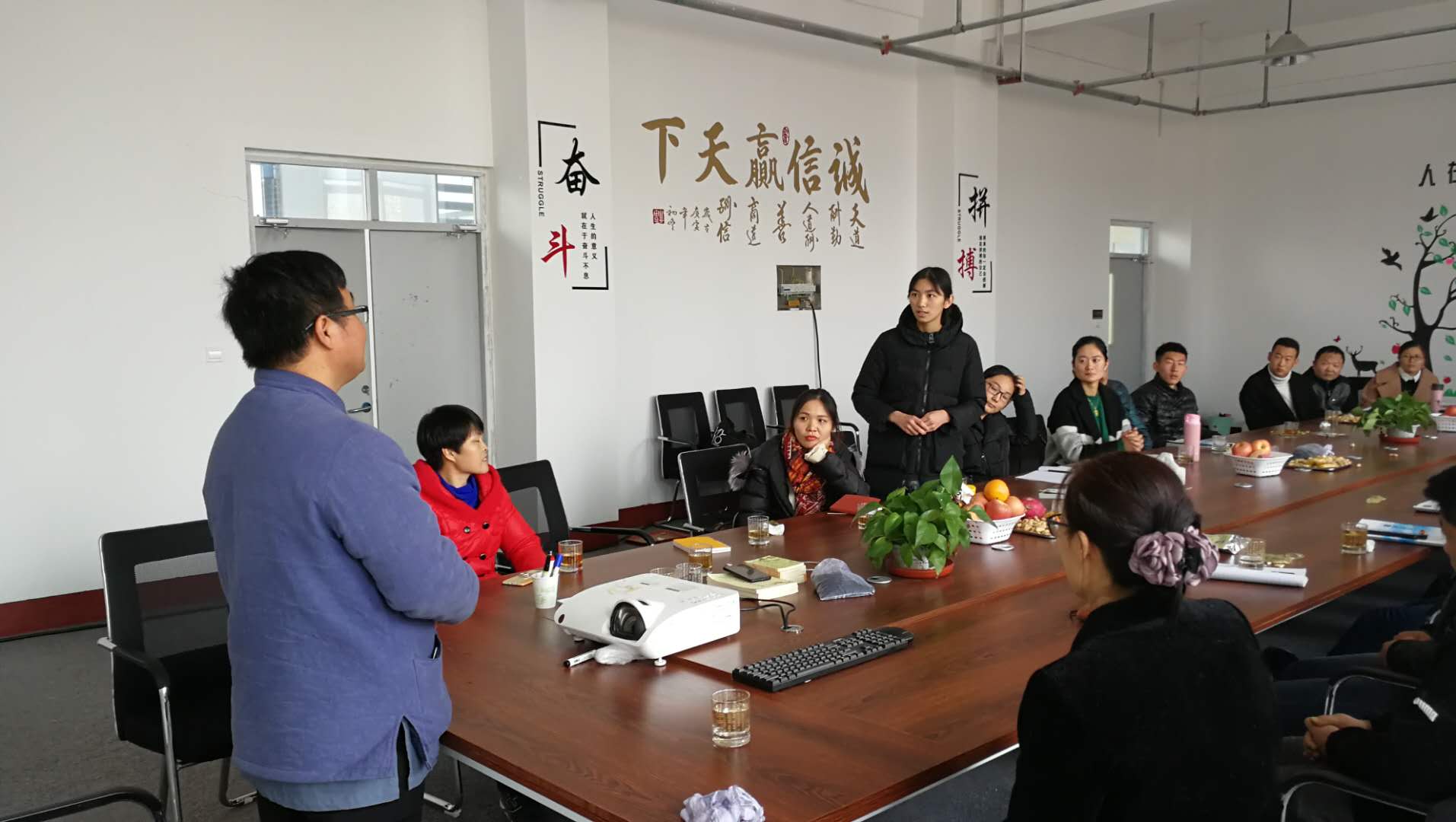 員工就問題對王老師進行提問